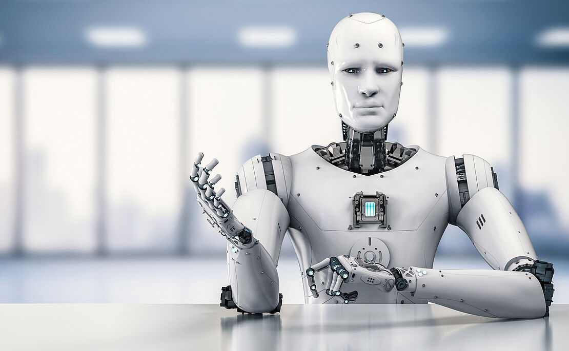 Humanoider Roboter sitzt am Tisch